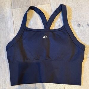 Alo sports bra size S (pad inserts included)